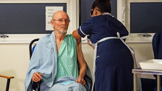 William Shakespeare: el primer hombre en recibir la vacuna de Pfizer en el mundo