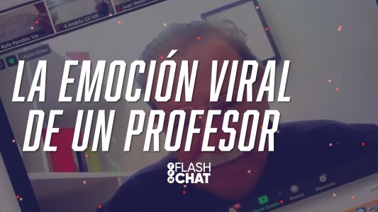 La emoción de un profesor tras ser sorprendido por sus alumnos #FlashChat