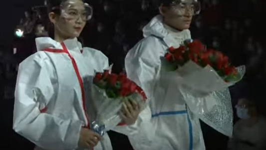 Insólito desfile de trajes sanitarios en la Semana de la Moda en China