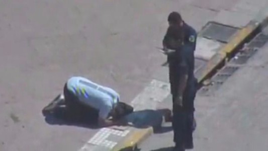 Misterio por el hombre que se puso a rezar frente a la Casa Rosada