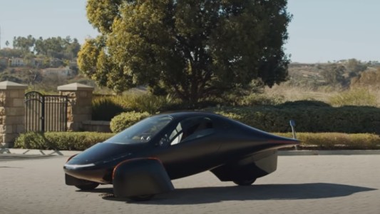 Ya se puede reservar por US$100: un auto eléctrico con tres ruedas que no necesita enchufarse