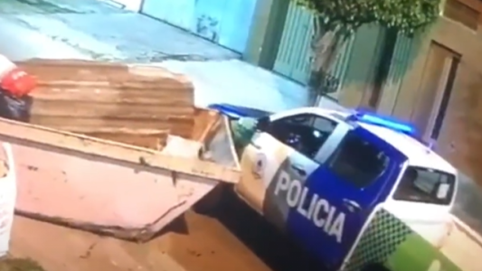 Un patrullero chocó contra un volquete en Monte Grande, investigan a dos policías