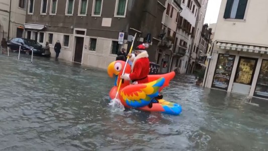 Video: Papá Noel en un inflable desafió a la "marea alta" en Venecia