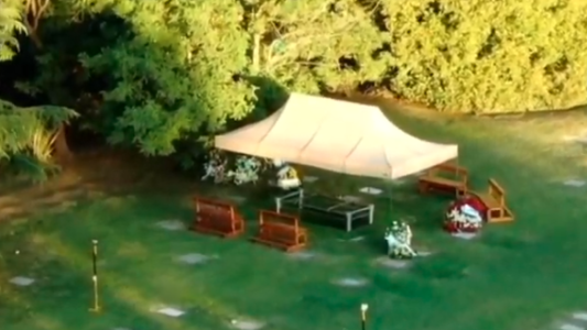 Epitafios: qué dice la tumba de Maradona en el cementerio de Bella Vista