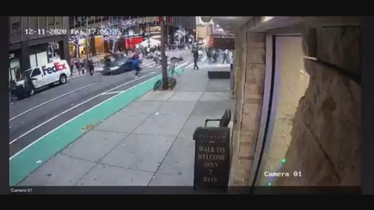 Una automovilista arrolla a manifestantes en Nueva York