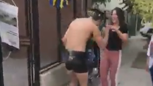 Se recibió de abogado y lo celebró con el himno de la Champions, medalla y copa