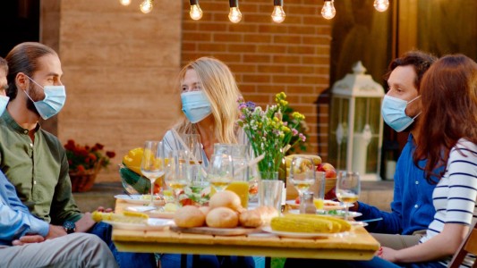 Los protocolos para las Fiestas en tiempos de coronavirus: sin besos, abrazos, ni choque de copas o bailes