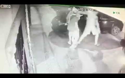Asaltan a un hombre cuando ingresaba a su casa con su hijo y le roban la camioneta