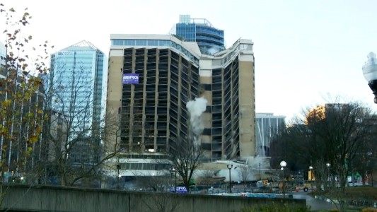 Impresionante implosión de un hotel de 18 pisos