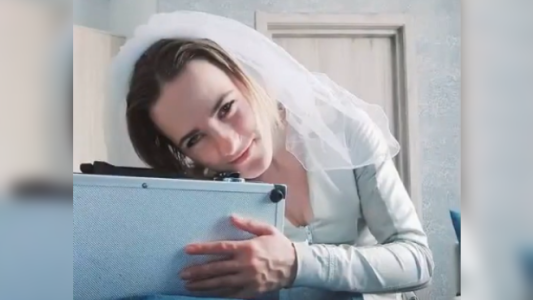 Se casó con su valija una mujer que ama los objetos y cree que tienen alma