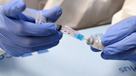 Trabajadora de la salud sufre reacción alérgica grave tras recibir vacuna Pfizer en EE.UU.