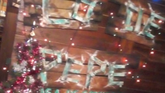 Un ladrón se robó un árbol de Navidad solidario en La Plata