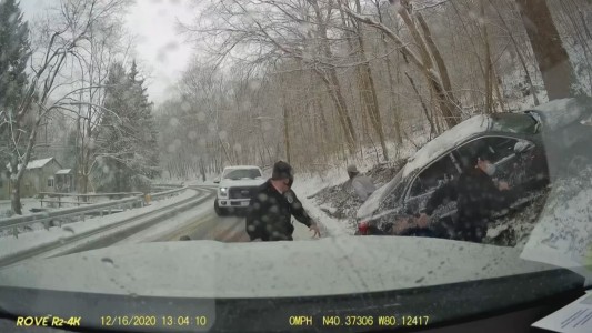 Médicos se salvan de ser atropellados por una camioneta descontrolada