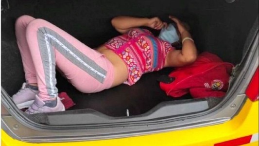 Iba en auto con su esposa cuando lo pararon en un control: en el baúl hallaron a su amante