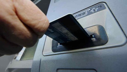 Detenido: clonaba tarjetas con una notebook escolar del Plan Sarmiento