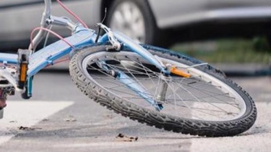 "Me apuñalaron": lo atacaron cuando iba en bicicleta, llegó a pedir ayuda a la comisaría y murió
