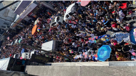 Caos en Flores por las compras navideñas, sin protocolos ni distanciamiento social
