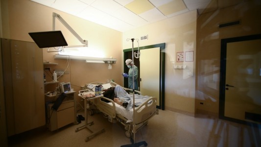 Qué se sabe hasta ahora de "N501Y", la nueva cepa del coronavirus