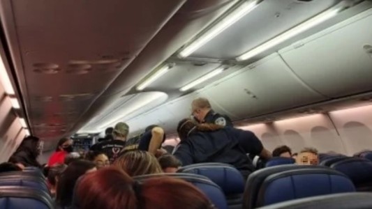 Mintió sobre síntomas y murió en un vuelo: tenía coronavirus y se contagió un paramédico que lo quiso ayudar