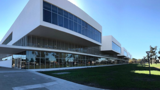 Llegó herido, escapó con el suero puesto y prometió volver para "matarlos a todos"