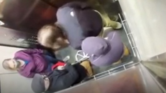 Video: pelea en un ascensor luego de que un hombre le tosiera en la cara a otro