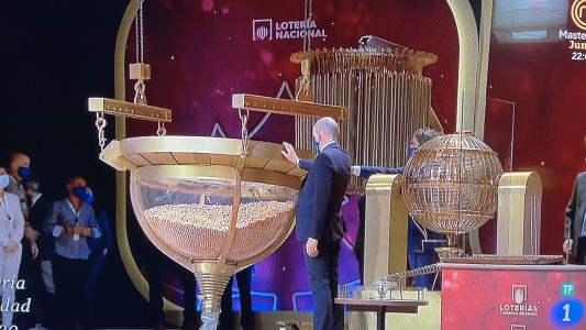 Una bola atascada retrasó el sorteo de navidad en España que regaló 4 millones de euros