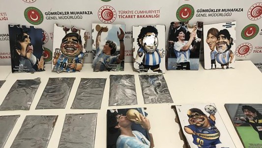 Intentaron ingresar a Turquía cocaína oculta en retratos de Diego Maradona