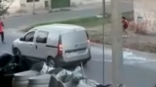 Así esperan y roban a los clientes que viajan a La Salada