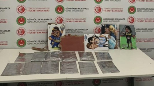 El momento en que incautaron 2,5kg de cocaína a un narco dentro de cuadros de Maradona