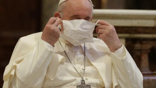 Coronavirus: hisoparon al Papa Francisco por contacto estrecho con dos positivos