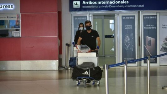 PCR obligatorio y 7 días de aislamiento para quienes lleguen del exterior