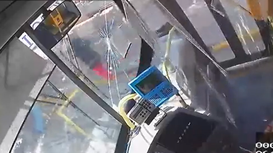 Lo bajaron de un colectivo por no usar barbijo y le rompió el parabrisas con escombros