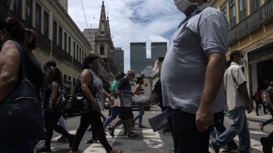 Brasil prohíbe los vuelos desde Reino Unido y se prepara para unas fiestas empañadas por el coronavirus