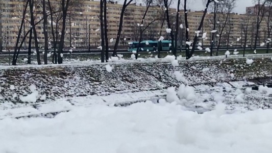 Investigan una misteriosa espuma que emergió de un río ruso