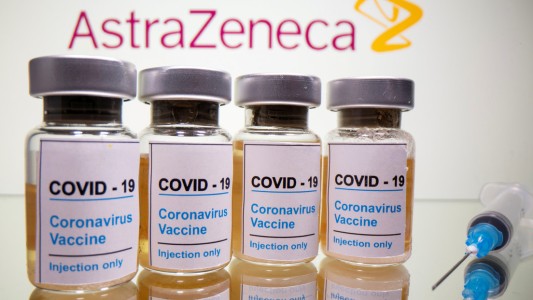 AstraZeneca asegura que descubrió la "fórmula ganadora" para que su vacuna sea efectiva