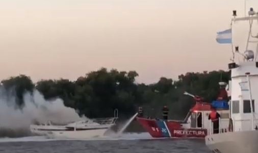Video: Prefectura sofocó el incendio de una embarcación en el Delta
