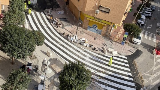 "Así hacemos los pasos": la inusual senda peatonal que pintaron en una calle de su barrio