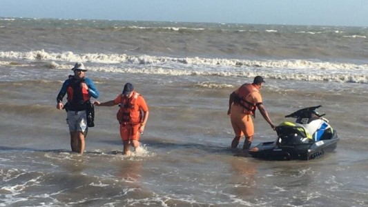 Rescatan a un kitesurfista varado a 800 metros de la costa en Monte Hermoso: se le cortaron los hilos