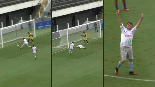 Bolsonaro participó de un partido a beneficio, marcó un gol, se cayó y festejó "con disparos"