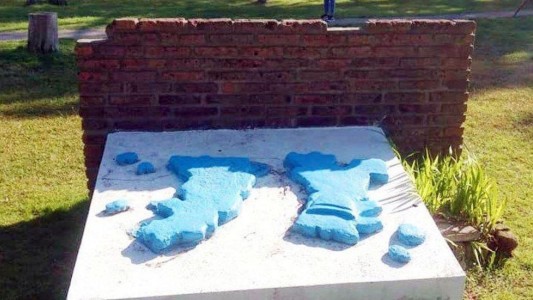 Se derrumbó un monumento y aplastó a una nena de 3 años en una plaza: está grave
