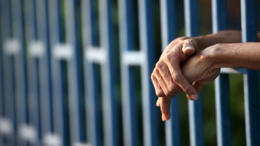 Condenaron a cinco años de cárcel a un portero por abusar de dos nenas que viven en su edificio