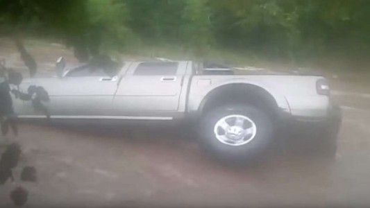 Video: Cuatro maestras tucumanas debieron saltar de una camioneta que fue devorada por la inundación