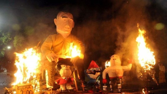 Más de 60 muñecos gigantes arderán el 1 de enero en La Plata