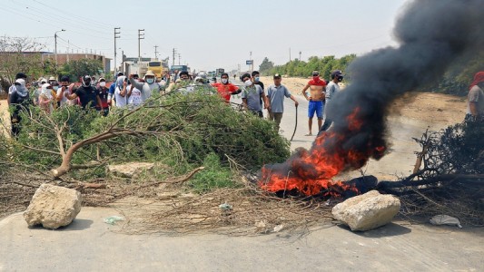 Al menos dos civiles muertos en enfrentamientos entre policías de Perú y trabajadores rurales