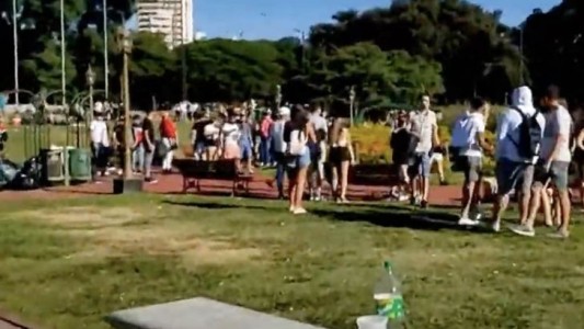 Mucho alcohol, algunas peleas y cero distanciamiento durante los festejos de Año Nuevo en las plazas porteñas