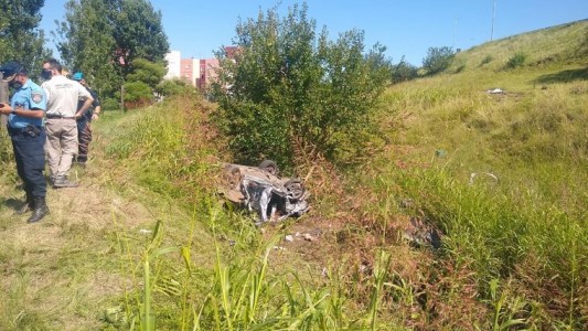 Tres muertos y tres heridos al desbarrancarse un automóvil en Córdoba