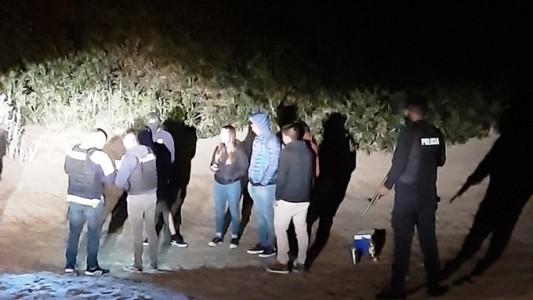 Video: desarticularon una fiesta clandestina con más de 600 personas en Pinamar
