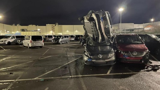 Video: exempleado de una automotriz robó una retroexcavadora y destrozó medio centenar de vehículos de alta gama