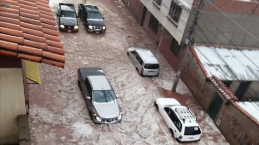 Una tormenta en Bolivia dejó cuatro muertos y arrastró autos y negocios ambulantes