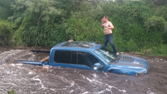 Rescate en Córdoba: Quiso cruzar un río en 4x4 y quedó a medio camino